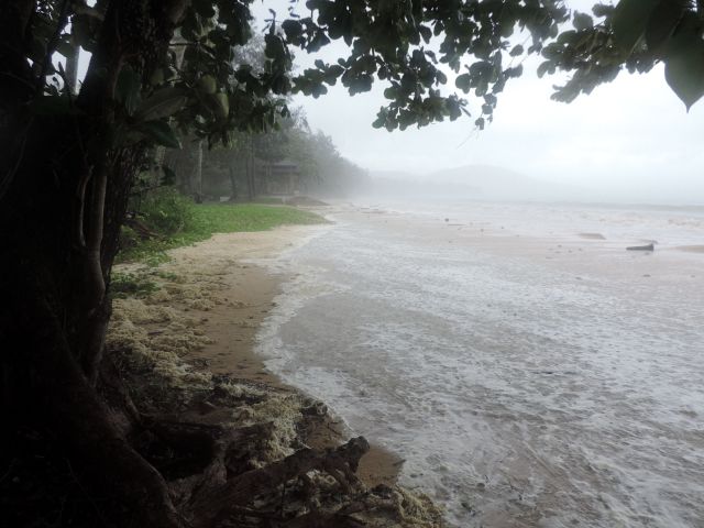 Der erste Sturm der Saison überzieht den Strand.
